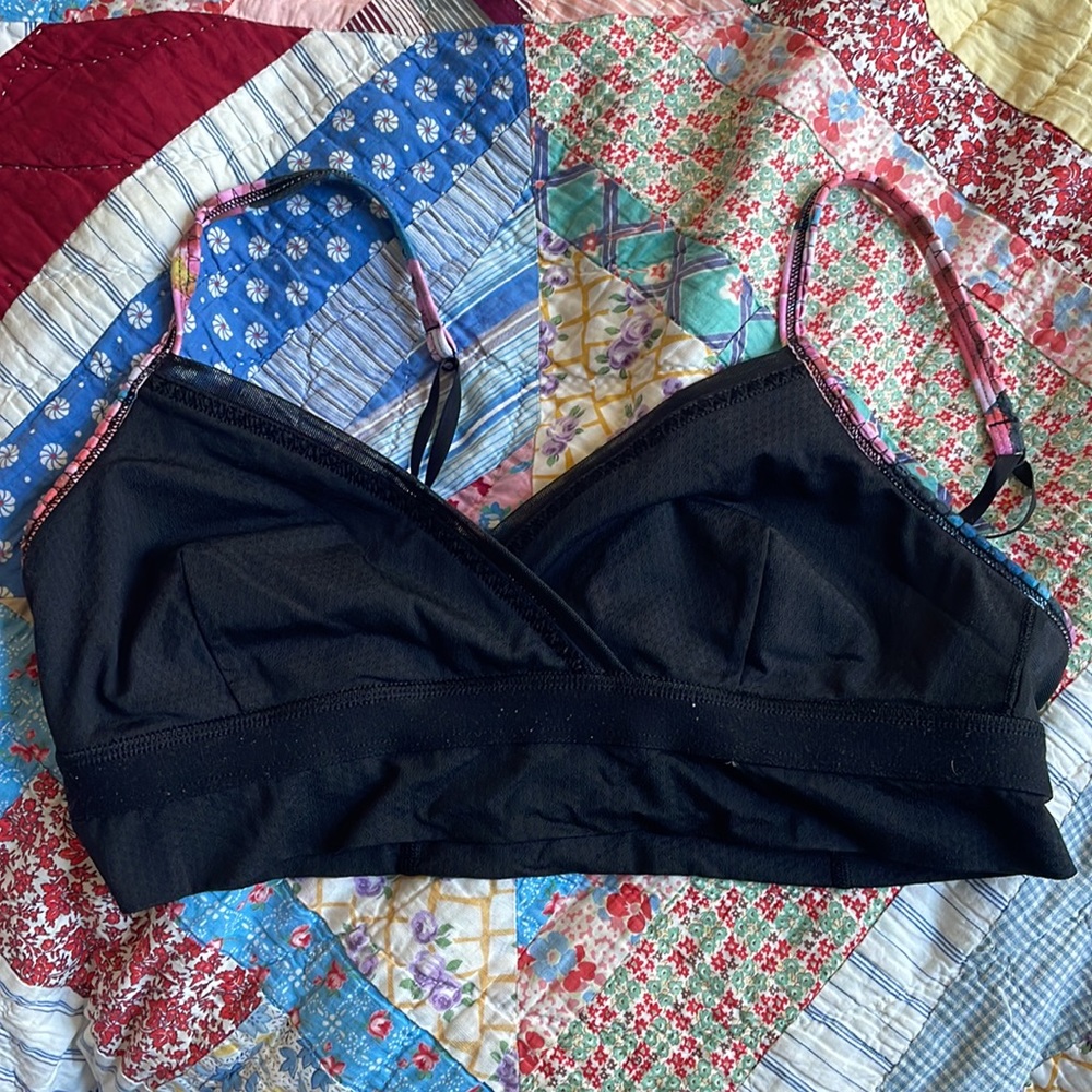 Colorful, springy lululemon sports bra! Fits a size medium, likely size 8/10 - Picture 6 of 7